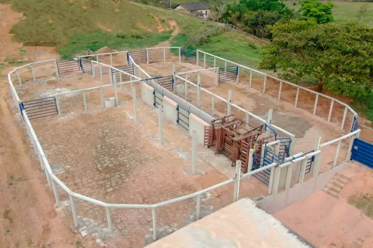 Curral convencional C41 em concreto pré-moldado protendido e autoadensável da Currais Itabira.