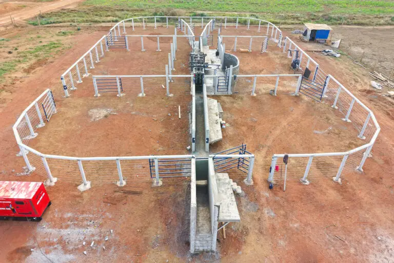 Curral convencional C61 em concreto pré-moldado protendido e autoadensável da Currais Itabira.