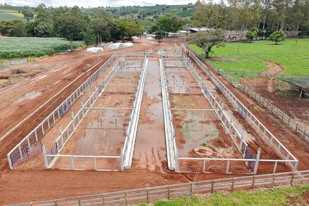 Estrutura para confinamento de gado em concreto pré-moldado protendido da Currais Itabira.