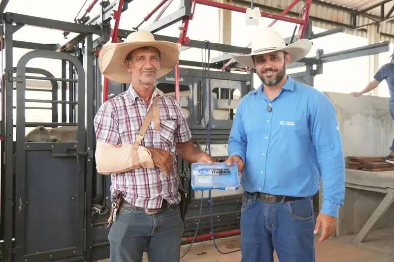 Colaborador da Fazenda Boa Esperança recebe kit da Currais Itabira junto ao tronco de contenção, durante o treinamento de Lida Racional